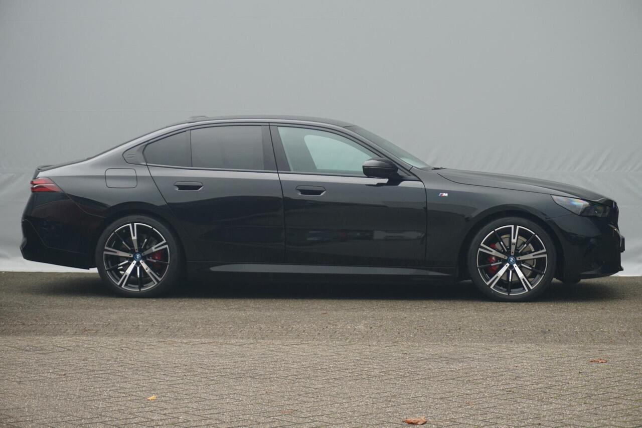 BMW 5-SERIE 530e M Sport Pro | Comfortstoelen Elektrisch met geheugen / Panoramadak / Head-up / Rondomzicht camera / Stoelventilatie / Driving Assistant Professional