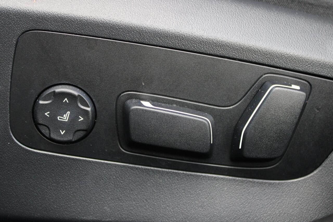 BMW 5-SERIE 530e M Sport Automaat / Panoramadak / Parking Assistant Professional / Adaptieve LED / Comfort Access / Stoelventilatie / Stuurverwarming / M Sportonderstel