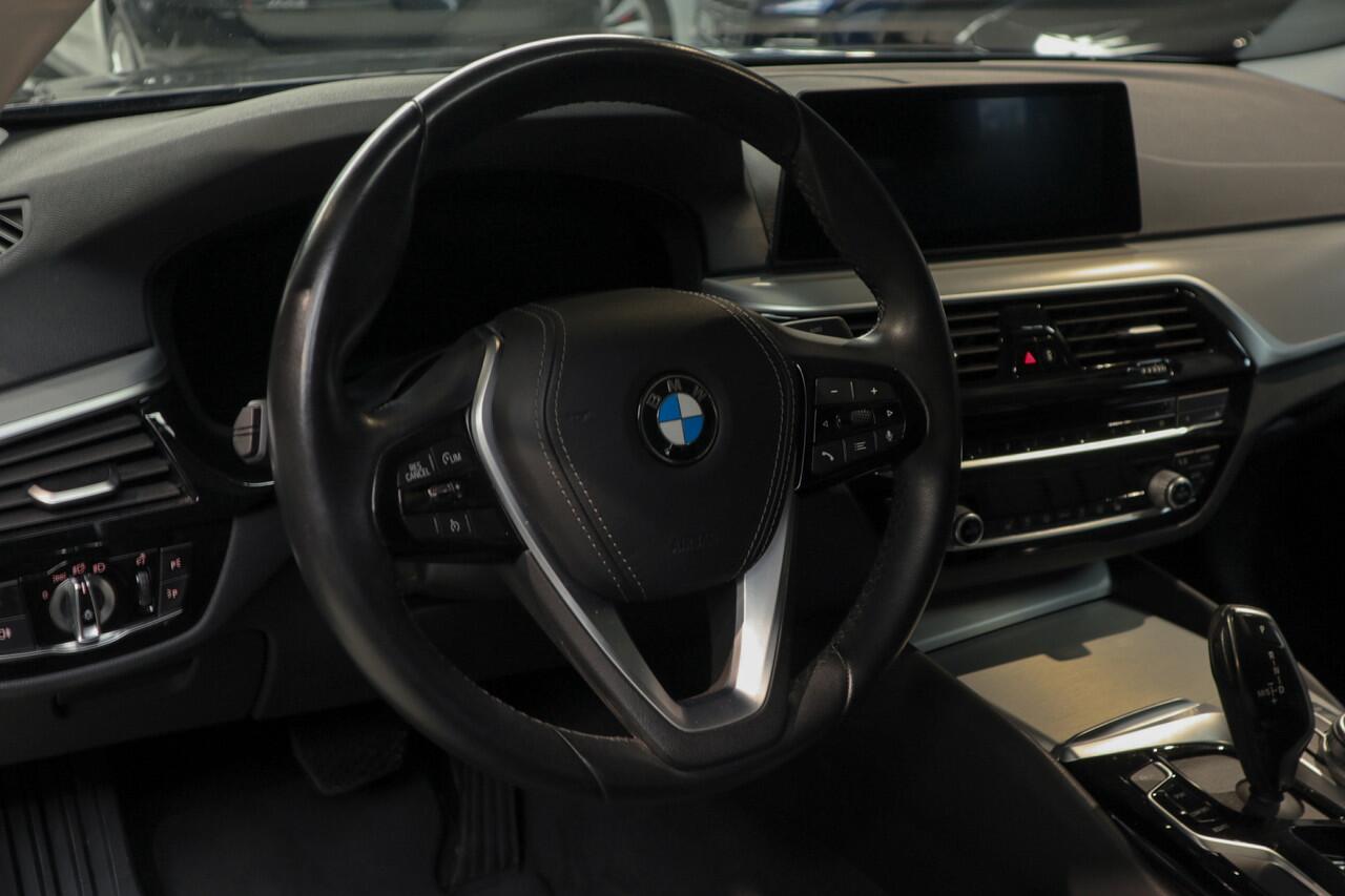 BMW 5-SERIE 530i Head-up Memory seats Navi Leer Camera Climate (3-zone) Stoelverwarming voor & achter Sportstoelen Virtual PDC LM velgen BTW auto