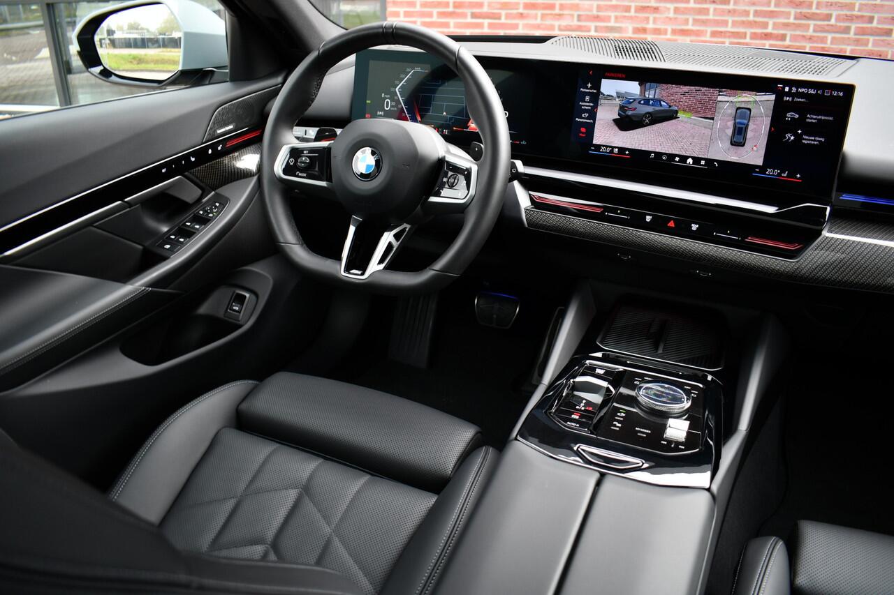 BMW 5-SERIE Touring 520i M-Sport Pano Trekh 21inch Brooklyngrau ACC 360 H/K HUD Stoelventilatie
