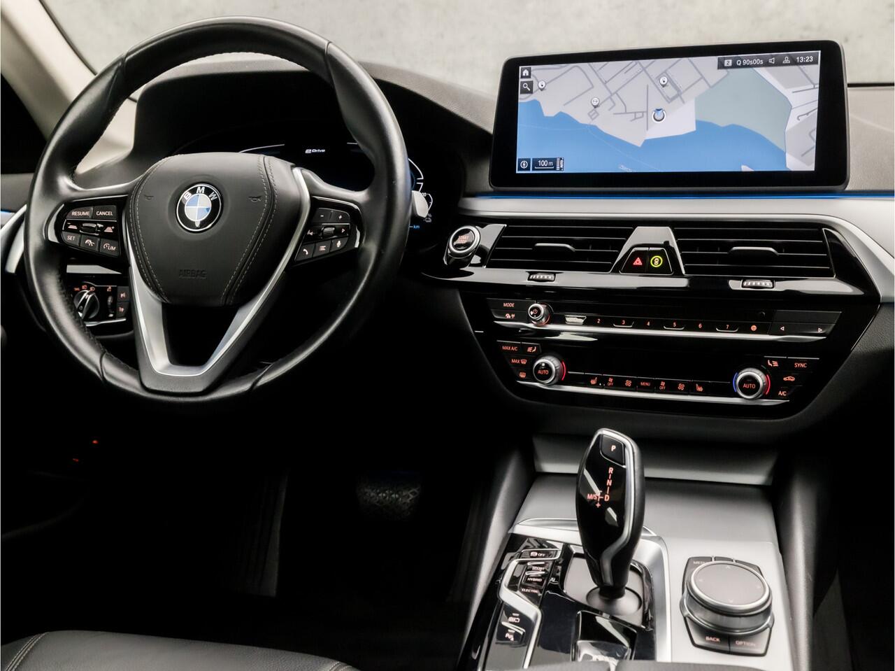BMW 5-SERIE Touring 530e Sportline 293Pk Automaat (APPLE CARPLAY, GROOT NAVI, DEALER ONDERHOUDEN, CAMERA, SFEERVERLICHTING, LEDER, SPORTSTOELEN, ADAPTIVE CRUISE, TREKHAAK ELEKTRISCH, NIEUWSTAAT)