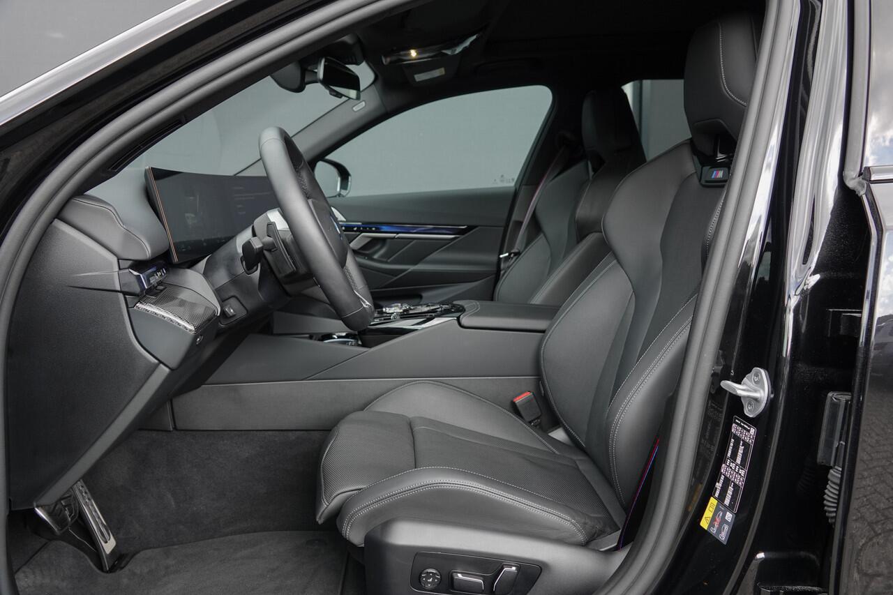 BMW 5-SERIE Touring 550E 490Pk Aut. | Plug in Hybride | X-Drive | Shadowline | M-Sport | 'M' Sportstoelen | Head Up Display | Panoramadak | Trekhaak | 21''