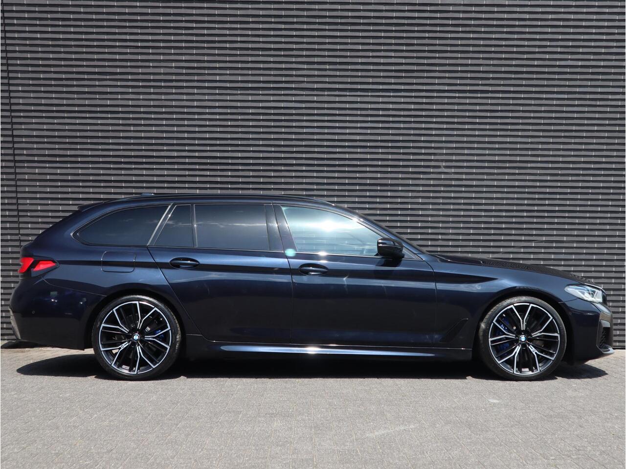 BMW 5-SERIE Touring 530d High Executive M Sport Pakket Automaat / Live Cockpit Professional / Panoramadak / Sportstoelen / 20 Inch / Laserlicht / Driving Assistant / M Sportremsysteem / Extra Getint Glas / Shadow Line / Head-Up Display
