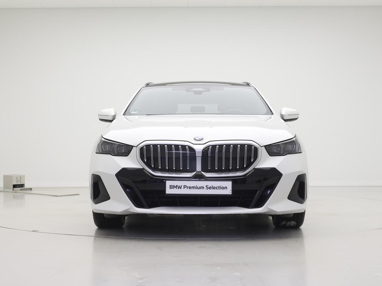 BMW 5-SERIE Touring 520i M-Sport | Driving Assistant Plus | Harman Kardon | Panorama | Standkachel | Trekhaak | Mild Hybid