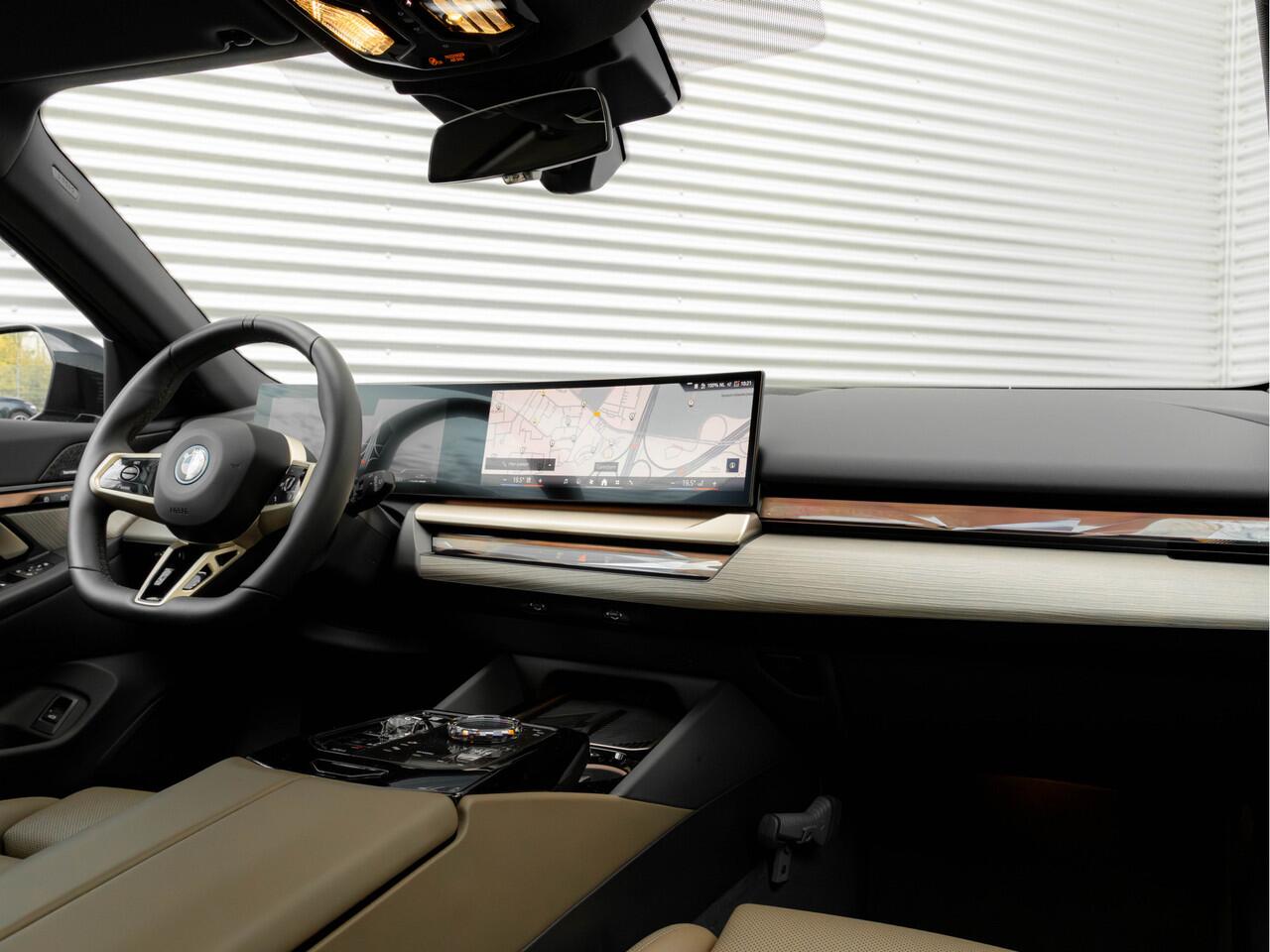 BMW 5-SERIE Touring 550e xDrive M-Sport Pro - Pano - Onderstel Prof - Driving Ass Plus - Harman Kardon