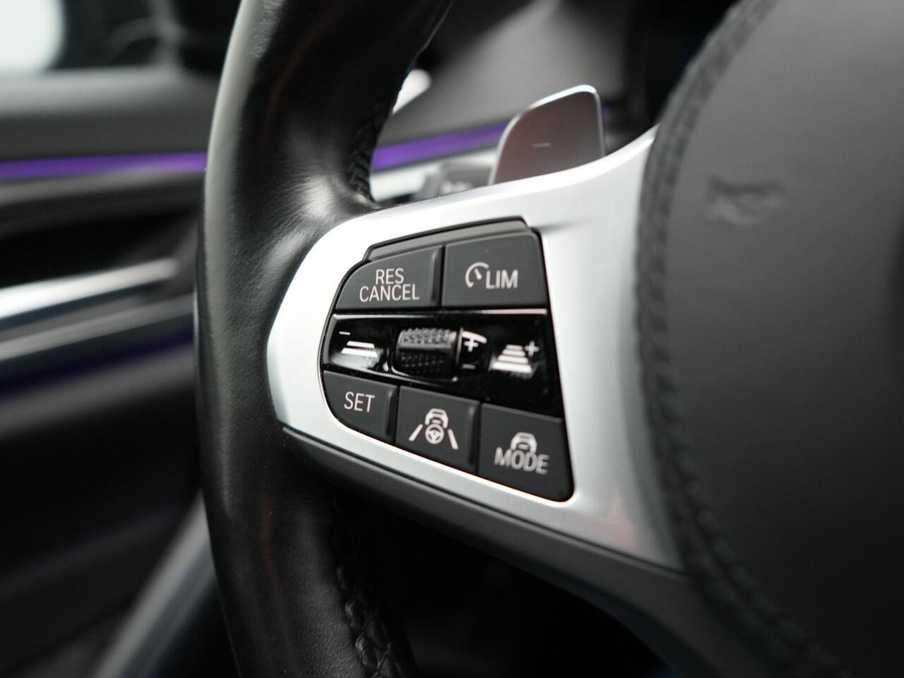 BMW 5-SERIE Touring 520e M Sport Plug In Hybrid 204pk Dealer O.H PHEV | Trekhaak af Fabriek | Adaptive Cruise | Alcantara Sportstoelen Verwarmd | Camera | Navi Pro | Sfeerverlichting | Apple Carplay |