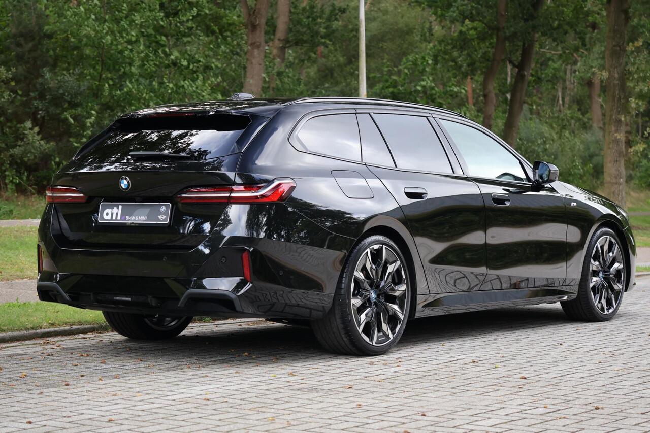 BMW 5-SERIE Touring 540d xDrive M-sport | Pano | HUD | Bowers & Wilkins | Keyless | 21" | Iconic Glow | Elektrische Trekhaak |360 | Standkachel | Adap Cruise | Veganza Zwart interieur | etc.