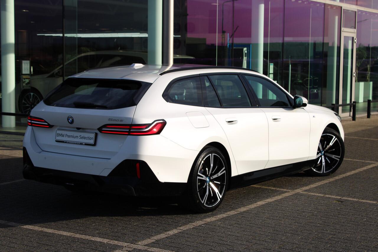 BMW 5-SERIE Touring 530e M Sport Automaat / Panoramadak / Trekhaak / Achteruitrijcamera / Adaptieve LED / Parking Assistant / Stoelverwarming