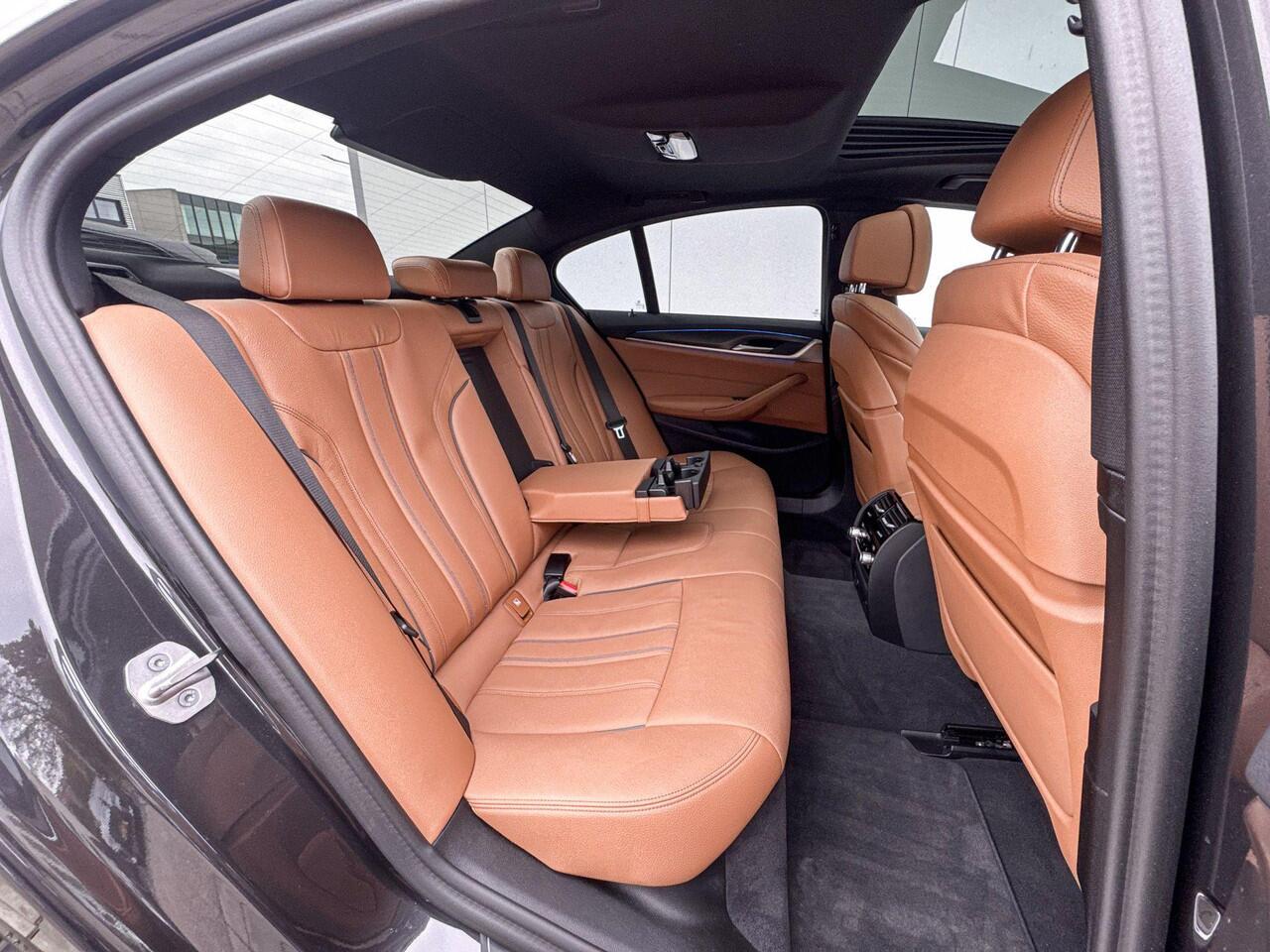 BMW 5-SERIE Sedan 530e High Executive M-Sport Head up Display / Hifi / 20inch / Getinte Ramen Achter / Driving Assistant / Stoelverwarming / Active Cruise Controle / Glazen Schuifdak