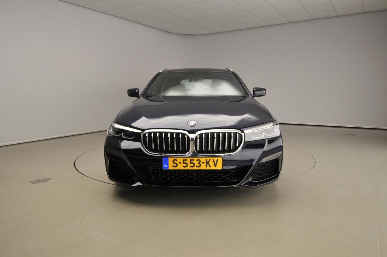 BMW 5-SERIE Touring 520i | M-Sportpakket | LED | Leder | Navigatie | Comfortzetels | Chrome line | DAB | Hifi speakers | Alu 18 inch