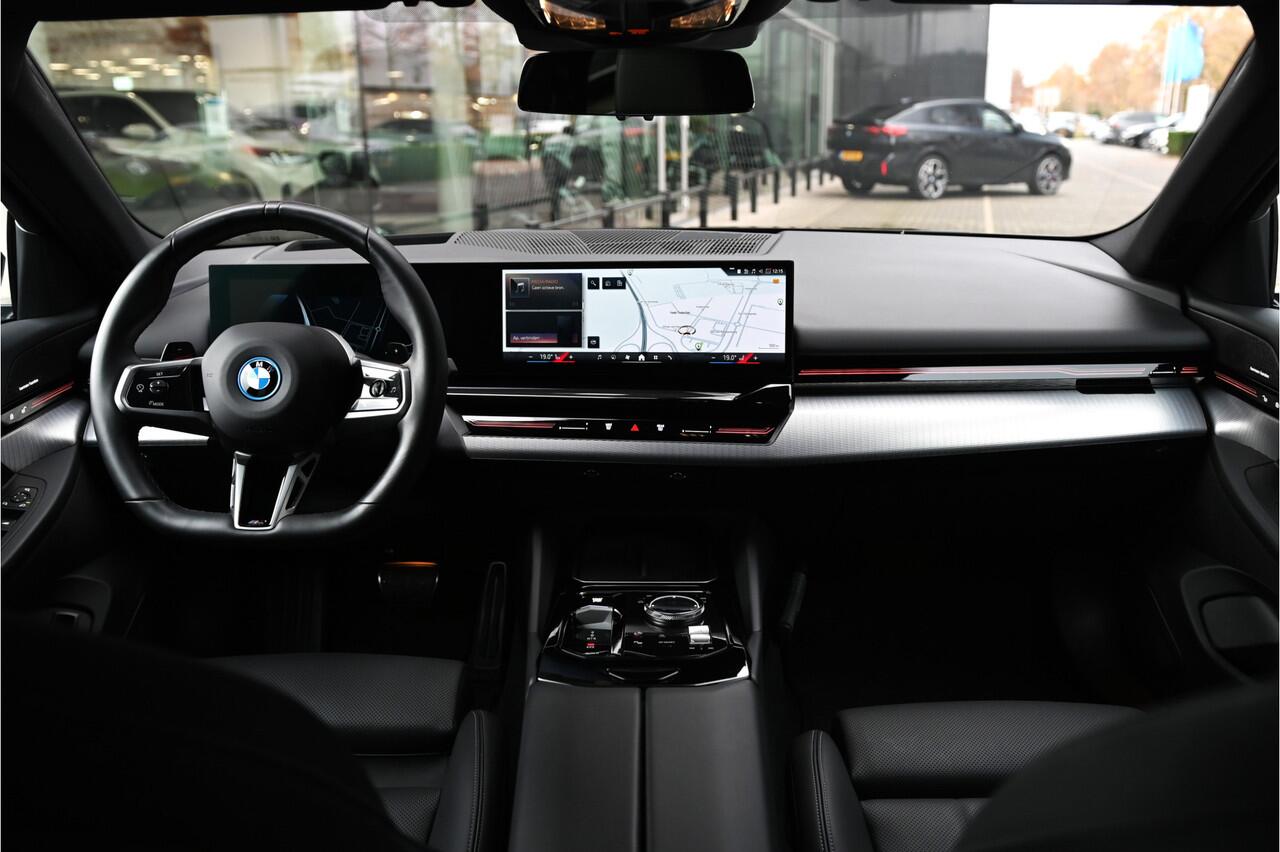 BMW 5-SERIE Touring 530e M Sport Automaat / Trekhaak / Adaptieve LED / Parking Assistant Plus / Stoelventilatie / Comfort Access / Live Cockpit Professional