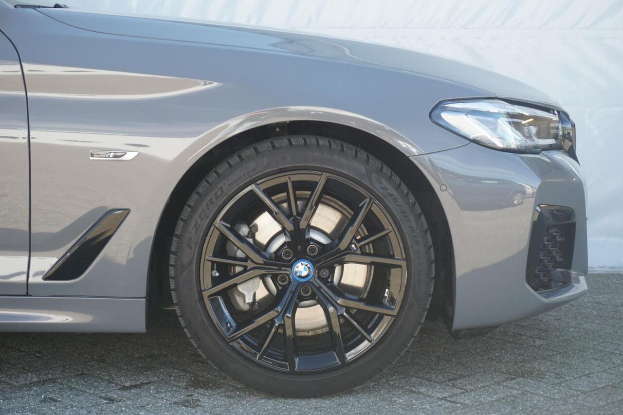 BMW 5-SERIE Touring 530e xDrive M Sportpakket / Panorama Dak / Hifi / Trekhaak / Head-Up Display