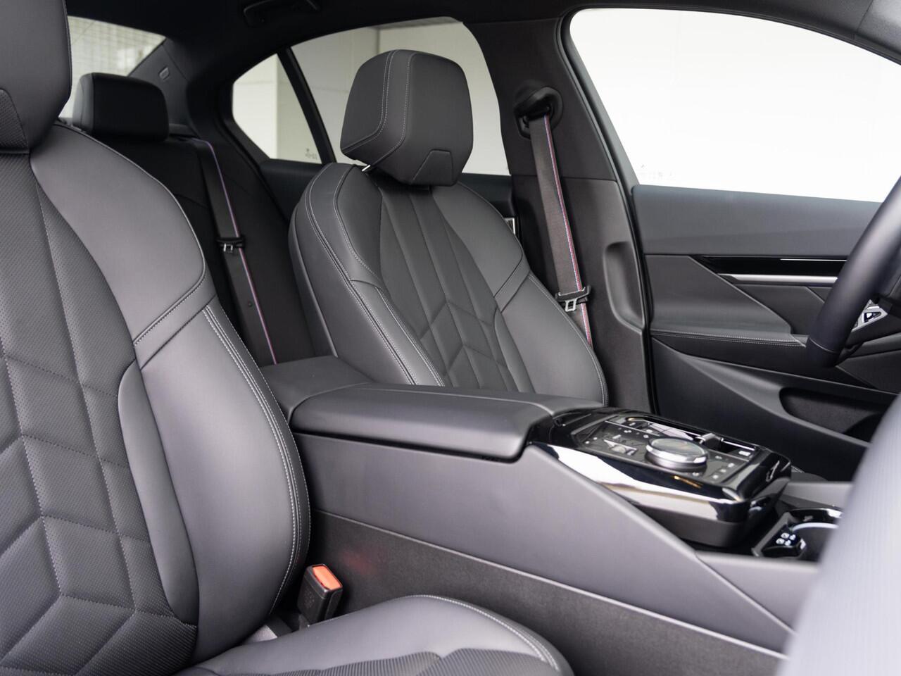 BMW 5-SERIE Sedan 530e | M Sportpakket Pro | Innovation Pack | Stuurwielrand verwarmd | Comfort Access | Panoramadak | Stoelverwarming | Harman-Kardon