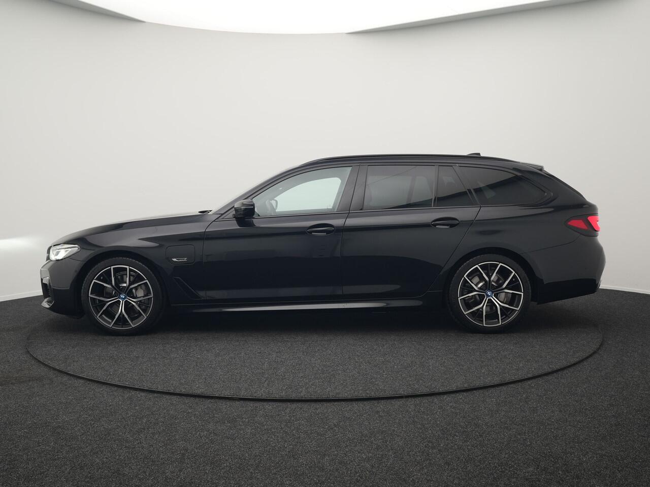 BMW 5-SERIE Touring 530e M Sport Plug In Hybrid 293pk Dealer O.H PHEV | Sfeerverlichting | Lederen Sportstoelen Verwarmd | Apple Carplay | Cruise Control | Camera | Blis | Navigatie | DAB |