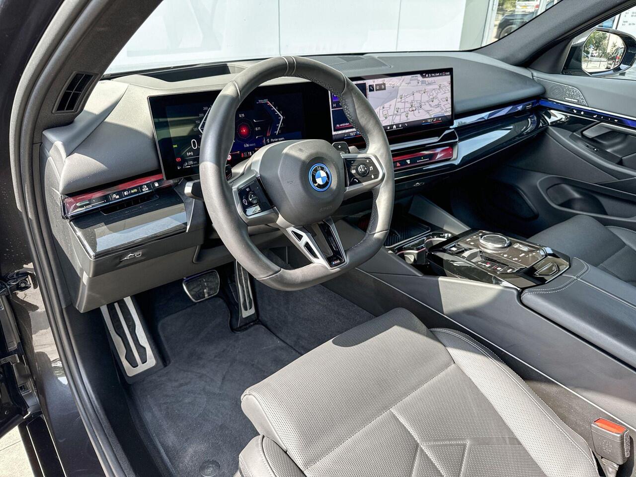 BMW 5-SERIE Sedan 550e xDrive M-Sport Pro / Driving Assistant Professional / Stoelventilatie / Harman Kardon / Parking Assistant Plus / Iconic Glow / Adaptief onderstel professional / 20 Inch / Selections