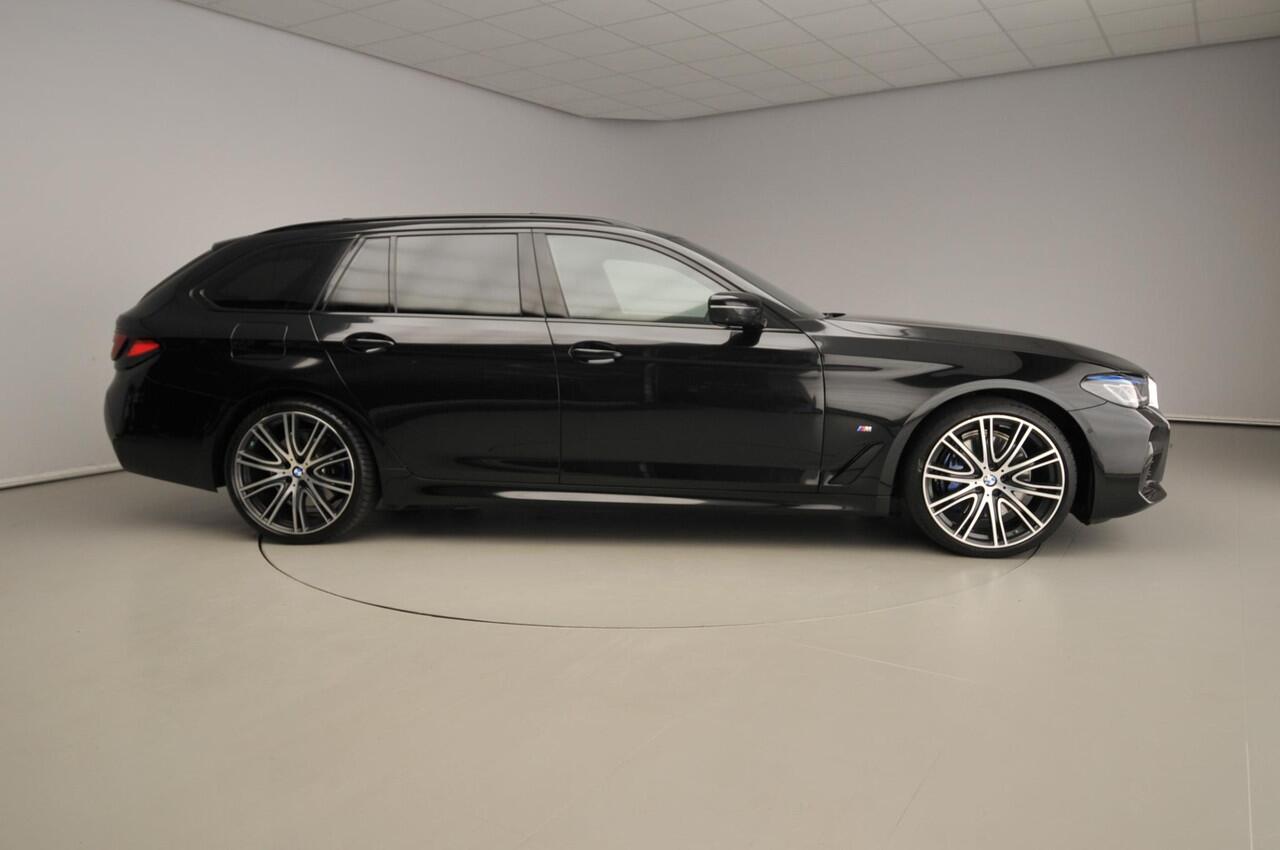 BMW 5-SERIE Touring 530i | M-Sportpakket | Laserlicht | Leder | HUD | Schuifdak | Trekhaak | Comfortzetels | DAB | Hifin speakers | Alu 20 inch