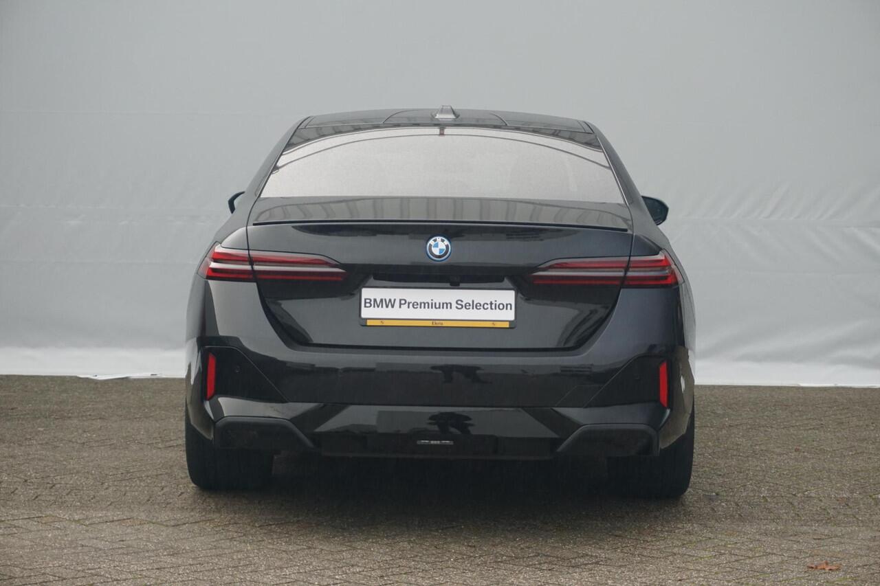 BMW 5-SERIE 530e M Sport Pro | Comfortstoelen Elektrisch met geheugen / Panoramadak / Head-up / Rondomzicht camera / Stoelventilatie / Driving Assistant Professional