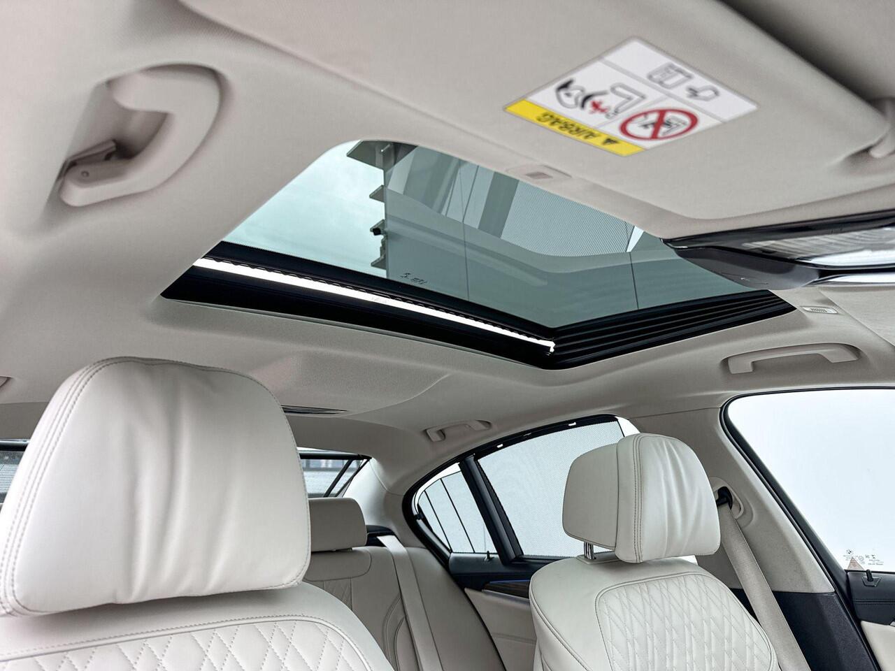 BMW 5-SERIE Sedan 545e xDrive High Executive M-Sport Adaptief Onderstel / Stuurwielrand Verwarming / Integrale Active Besturing / Achterklep Bediening Automatisch / Comfort Acces / Soft Close / Glazen Schuifdak / Stoelverwarming / Driving Assistant Prof / Laser Light