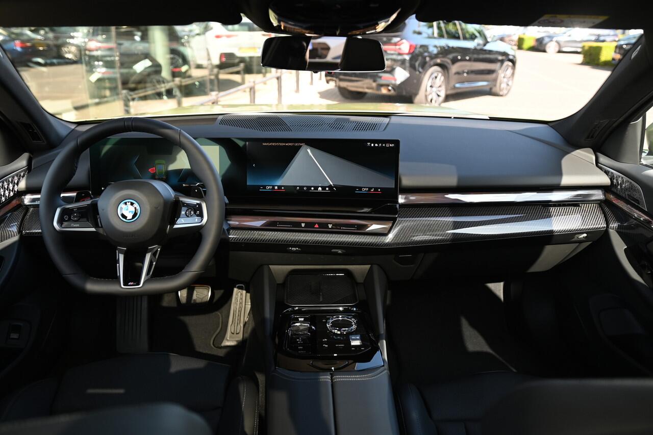 BMW 5-SERIE Touring 530e M Sport Automaat / Trekhaak / Adaptieve LED / Stoelventilatie / Parking Assistant / Stoelverwarming / M Sportonderstel