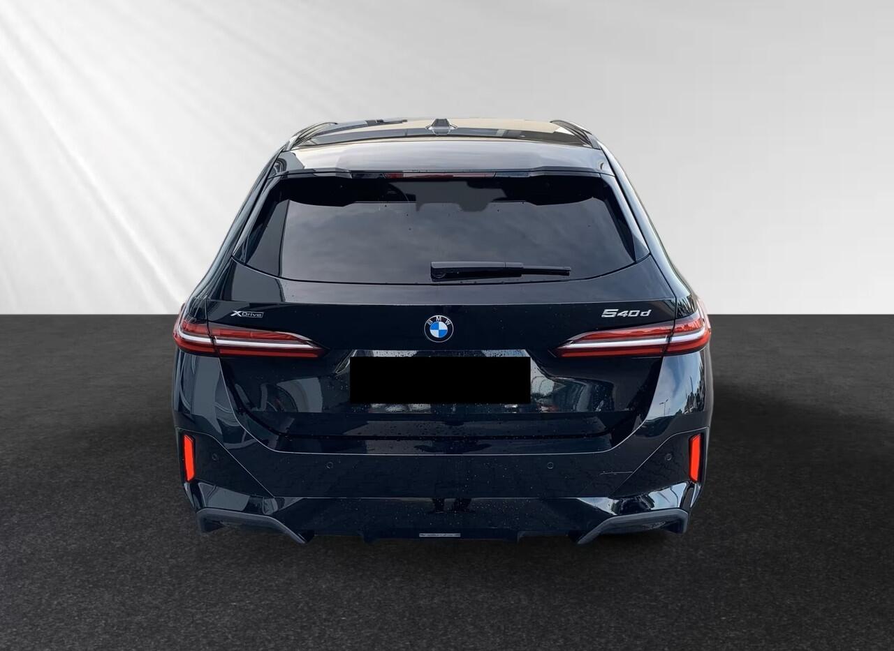 BMW 5-SERIE Touring 540d xDrive 286 PK M-Sport ACC Head-Up Trekhaak Bowers Wilkins Stoelkoeling Stuurverwarming Standkachel