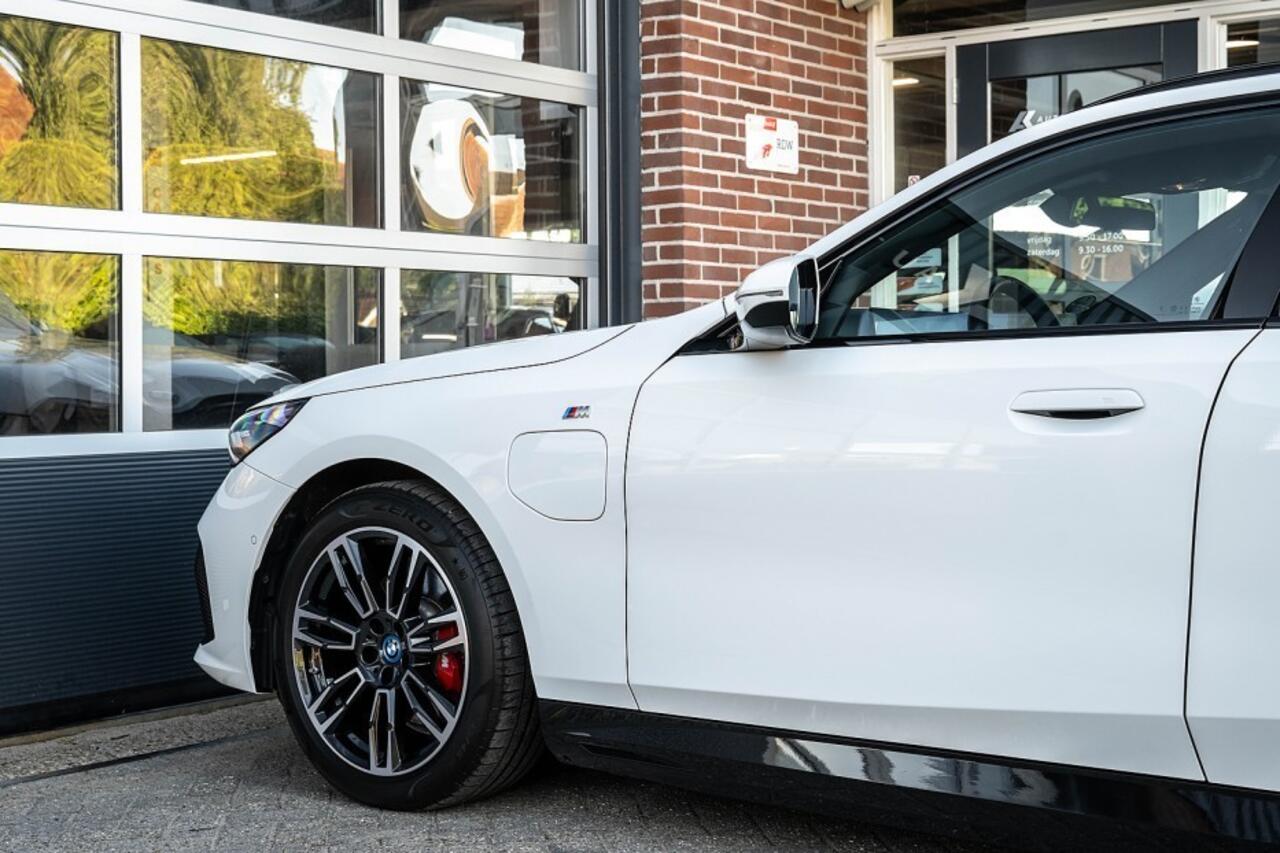 BMW 5-SERIE 530e M Sport Pro | Shadow | Harman/Kardon | Driving Ass. Plus | Trekhaak | Iconic Glow | 19' Inch |