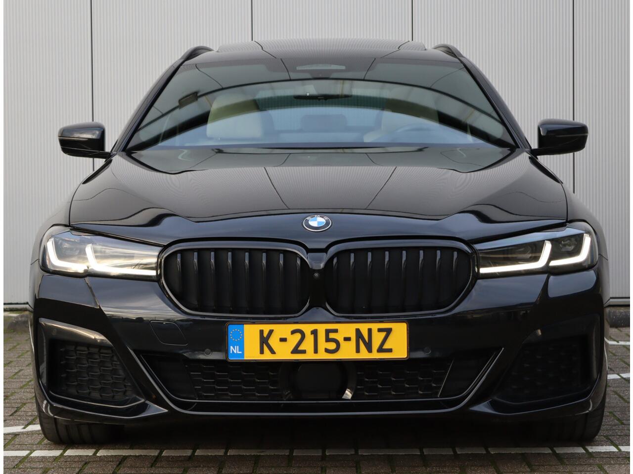 BMW 5-SERIE Touring 530e M-sport | Trekhaak | Pano | H&K | Head-up | Org. NL