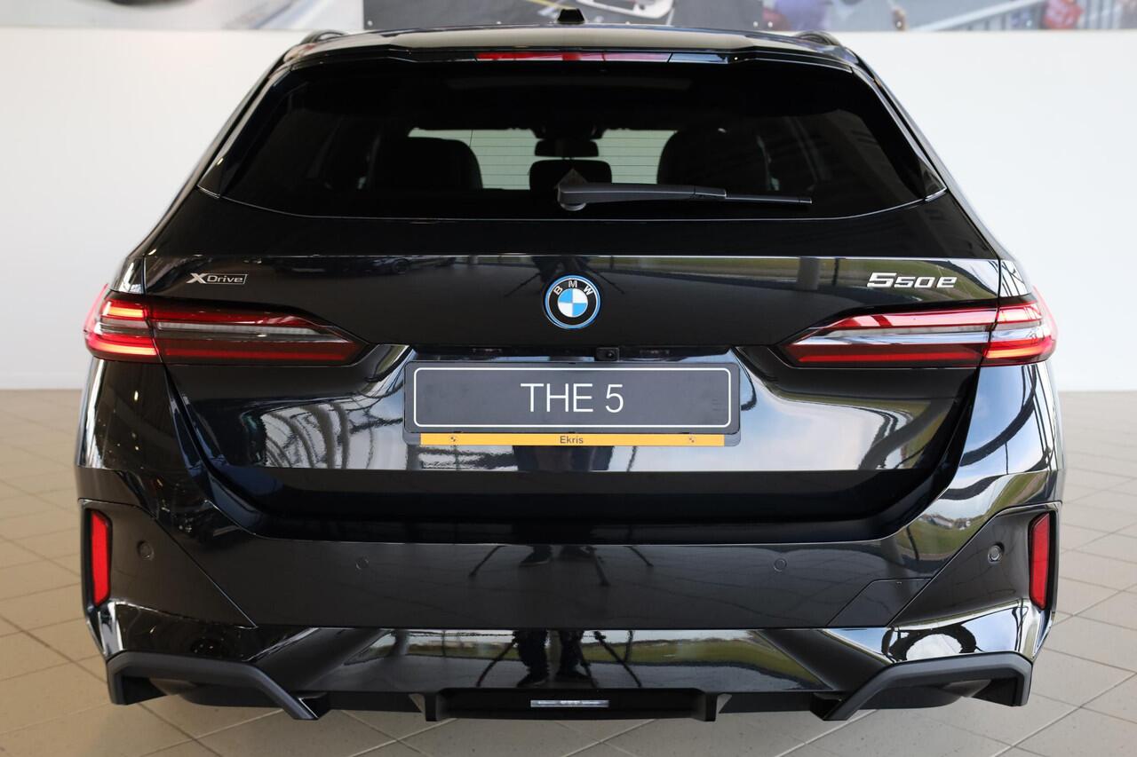 BMW 5-SERIE Touring 550e xDrive M Sportpakket Pro | Panoramadak | Head-Up | Bowers & Wilkins | Driving Assistant Professional | 360 Camera | Comfort Pack | Adaptieve LED | Trekhaak