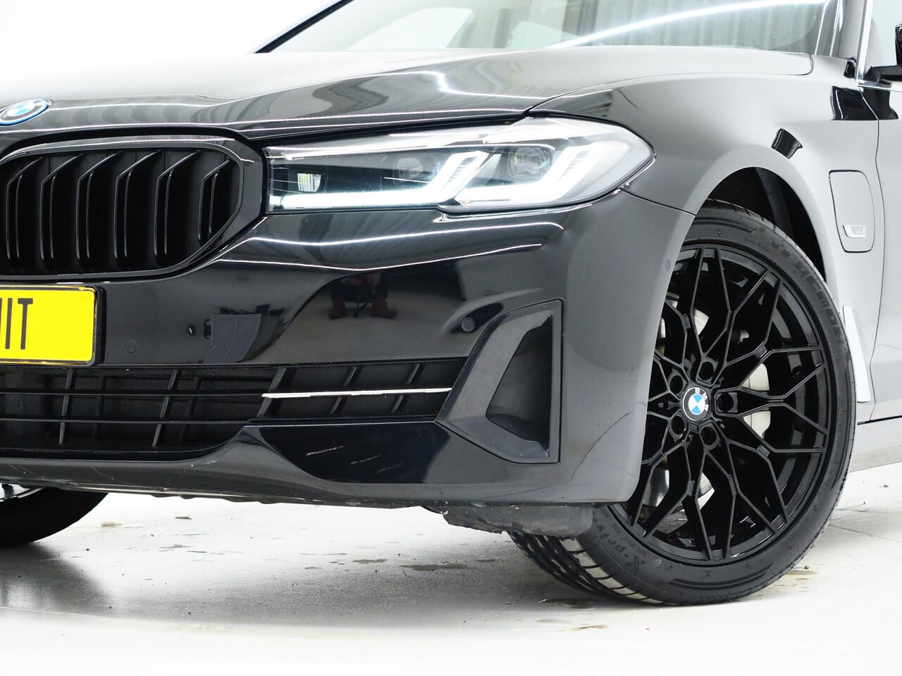 BMW 5-SERIE Touring 530e xDrive Full Black | Panoramadak | M Sportstuur | Sfeerverlichting | Dodehoekdetectie | Carplay