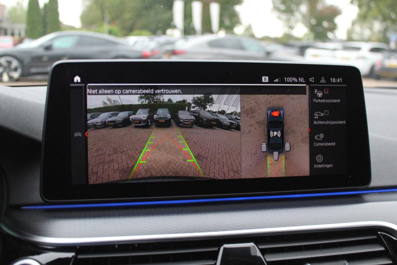 BMW 5-SERIE 530e xDrive High Exe. M Sport / Trekhaak / Schuifdak / Camera / Head-up / 19'' / CarPlay / Harman Kardon / Leder / Dodehoek / Stoelverwarming4x / ACC