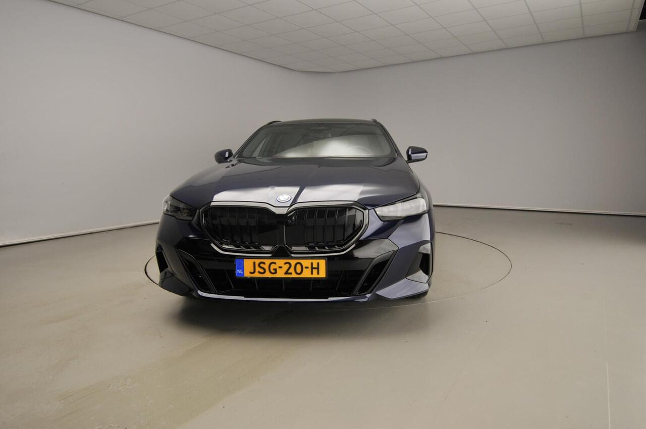 BMW 5-SERIE Touring 550e xDrive M-Sportpakket Pro / Panoramadak / Driving assist professional / Bower & Wilkens / Iconic Glow