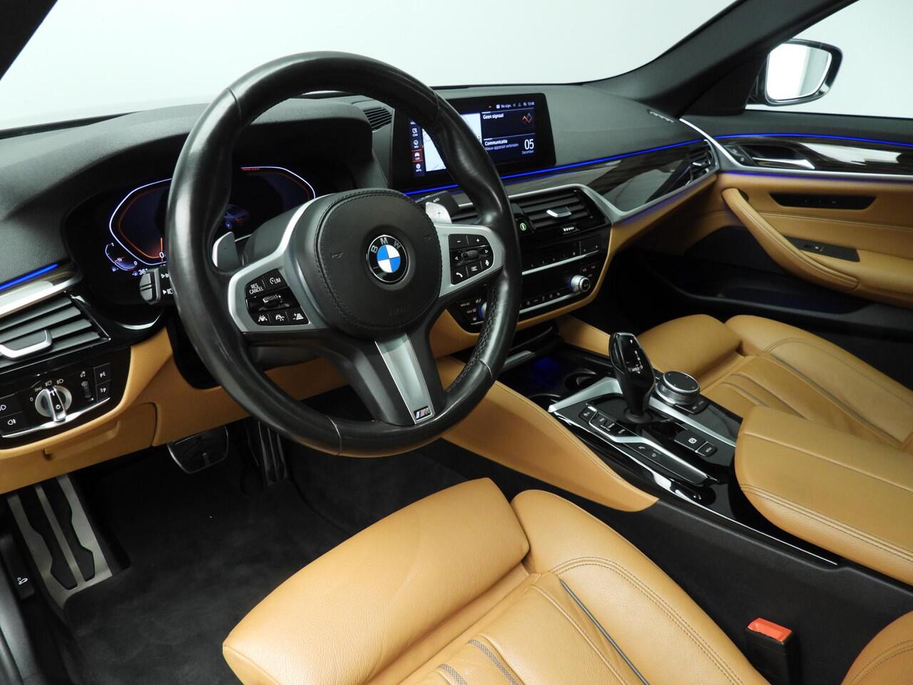 BMW 5-SERIE Sedan 540i | M-Sportpakket | LED | Leder | Navigatie | Active cruise | Trekhaak | Schuifdak | Comfortzetels | DAB | Alu 19 inch