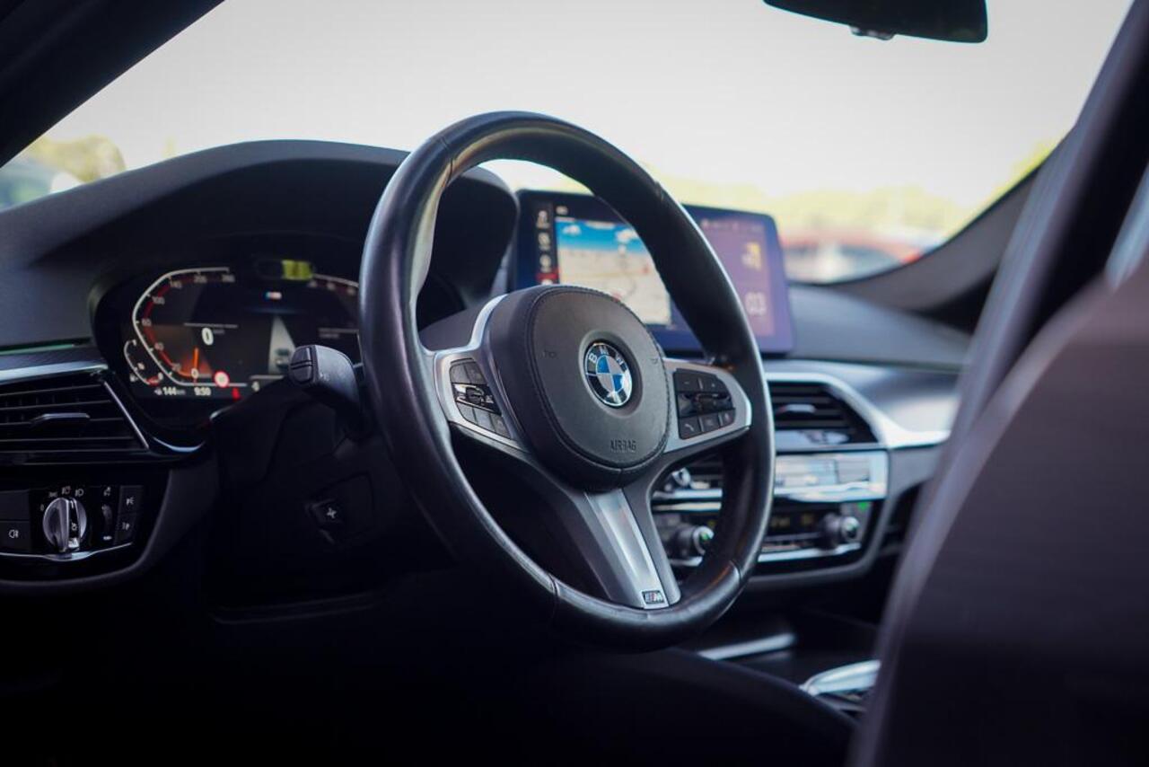 BMW 5-SERIE 530i High Executive Edition / M-Sport / Laser / M-Stoelen / Schuifdak / Adaptive Cruise