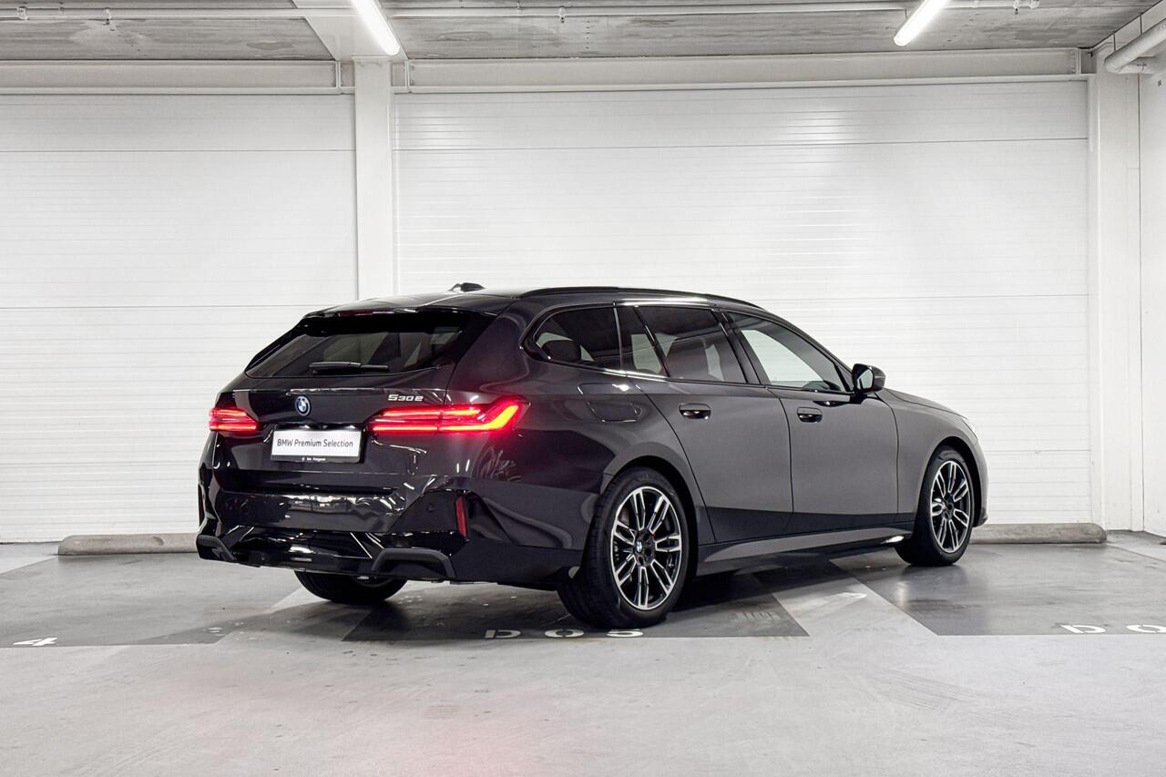 BMW 5-SERIE Touring 530e | M-Sport Pro | Travel Pack | Comfort Pack | Driving Assistant Plus | Harman/Kardon | Panoramadak | Comfort Access | Trekhaak