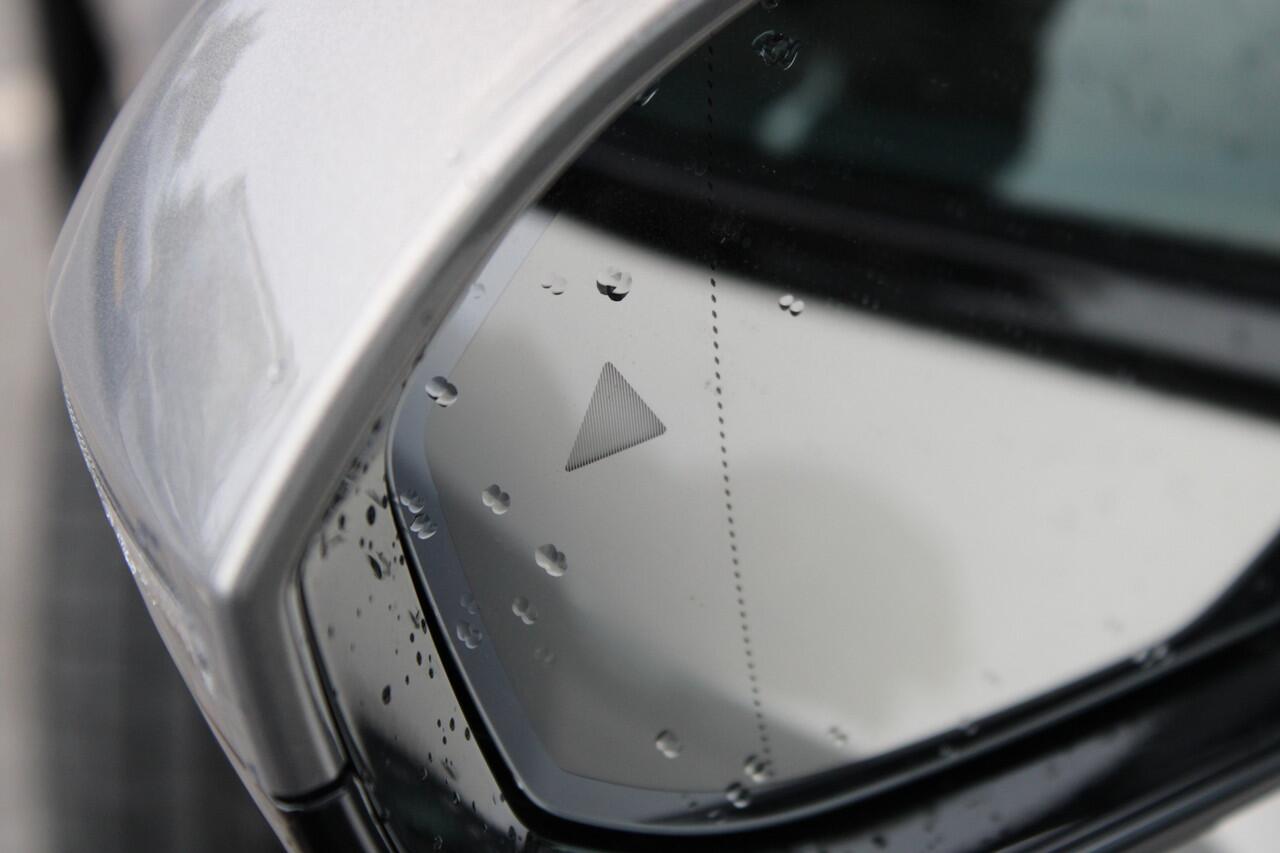 BMW 5-SERIE Touring 530e M Sport M Sport Automaat / Panoramadak / Trekhaak / Achteruitrijcamera / Adaptieve LED / Parking Assistant / Stoelverwarming