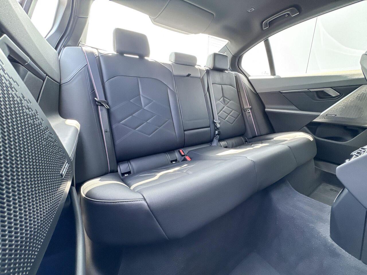 BMW 5-SERIE Sedan 550e xDrive M-Sport Pro / Driving Assistant Professional / Stoelventilatie / Harman Kardon / Parking Assistant Plus / Iconic Glow / Adaptief onderstel professional / 20 Inch / Selections