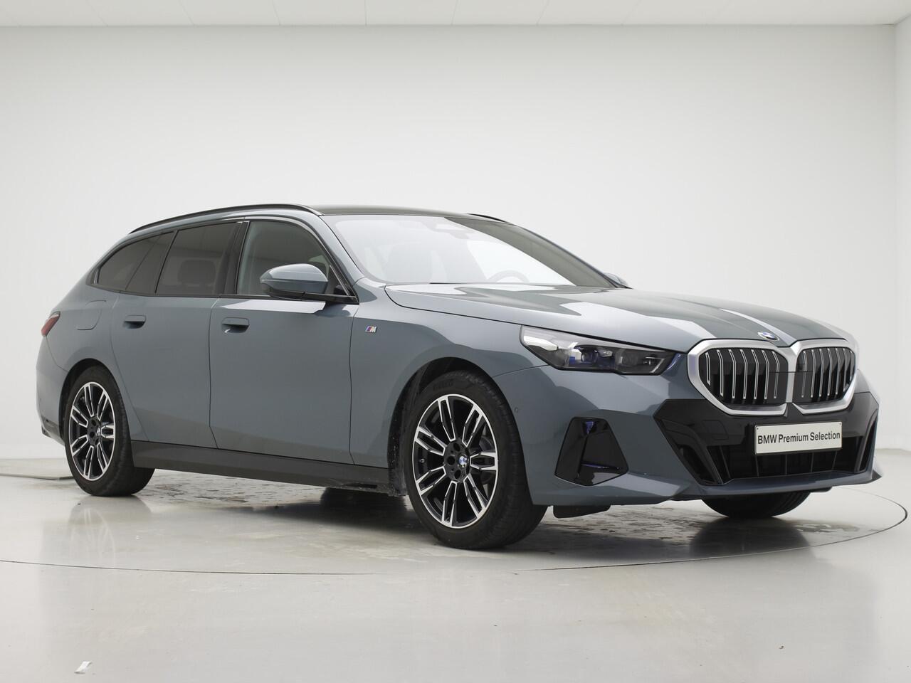 BMW 5-SERIE Touring 520i M-Sport | 19" | Panorama | Driving Assistant Plus | Harman Kardon | Trekhaak