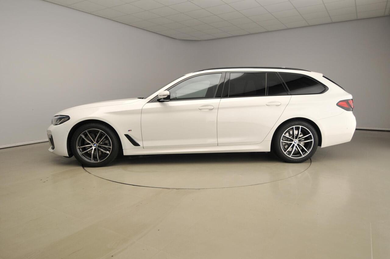 BMW 5-SERIE Touring 520d | M-Sportpakket | Laserlicht | Leder | HUD | Active cruise | Schuifdak | Comfortzetels | Keyles go | DAB | Hifi speakers | Alu 18 inch