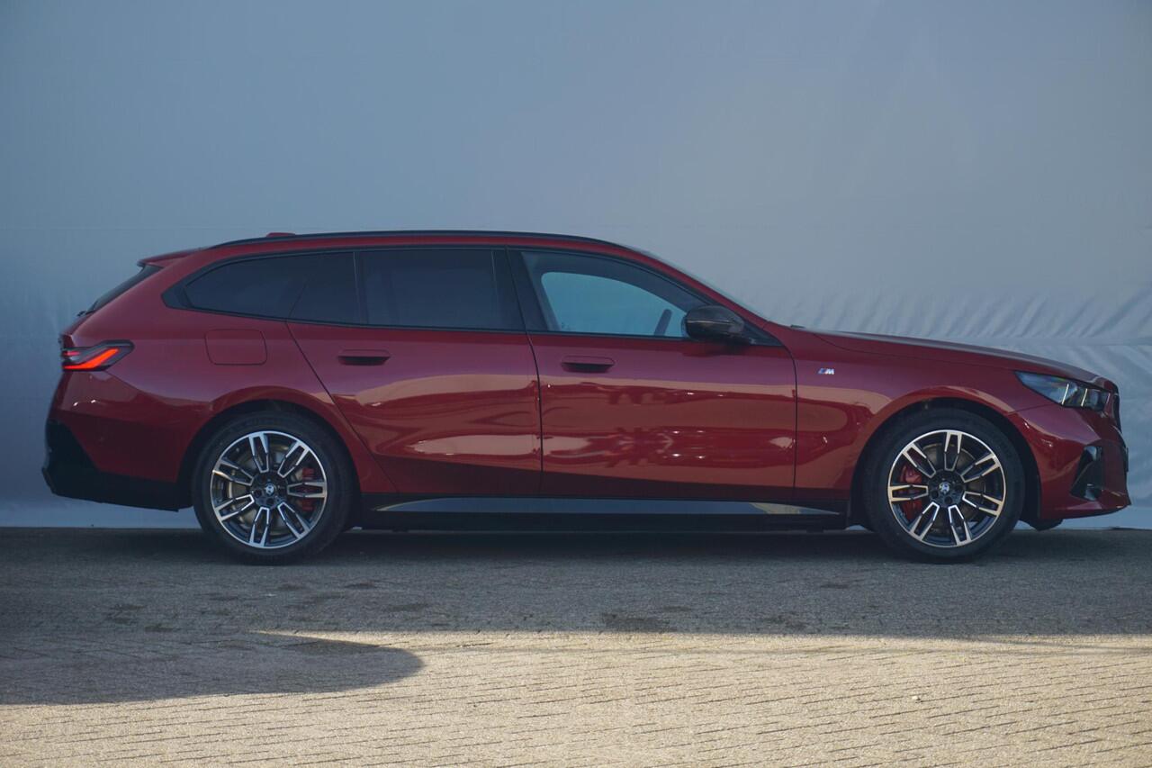 BMW 5-SERIE Touring 550e xDrive M Sportpakket Pro Panoramadak / Driving Assistant Professional / Bowers & Wilkins / Stoelventilatie / Trekhaak