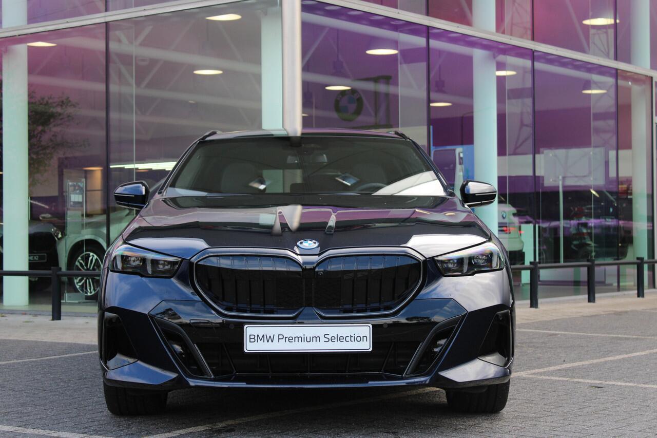 BMW 5-SERIE Touring 530e M Sport Automaat / Panoramadak / Trekhaak / Bowers & Wilkins / Adaptief onderstel professional / Parking Assistant Professional / Stoelventilatie
