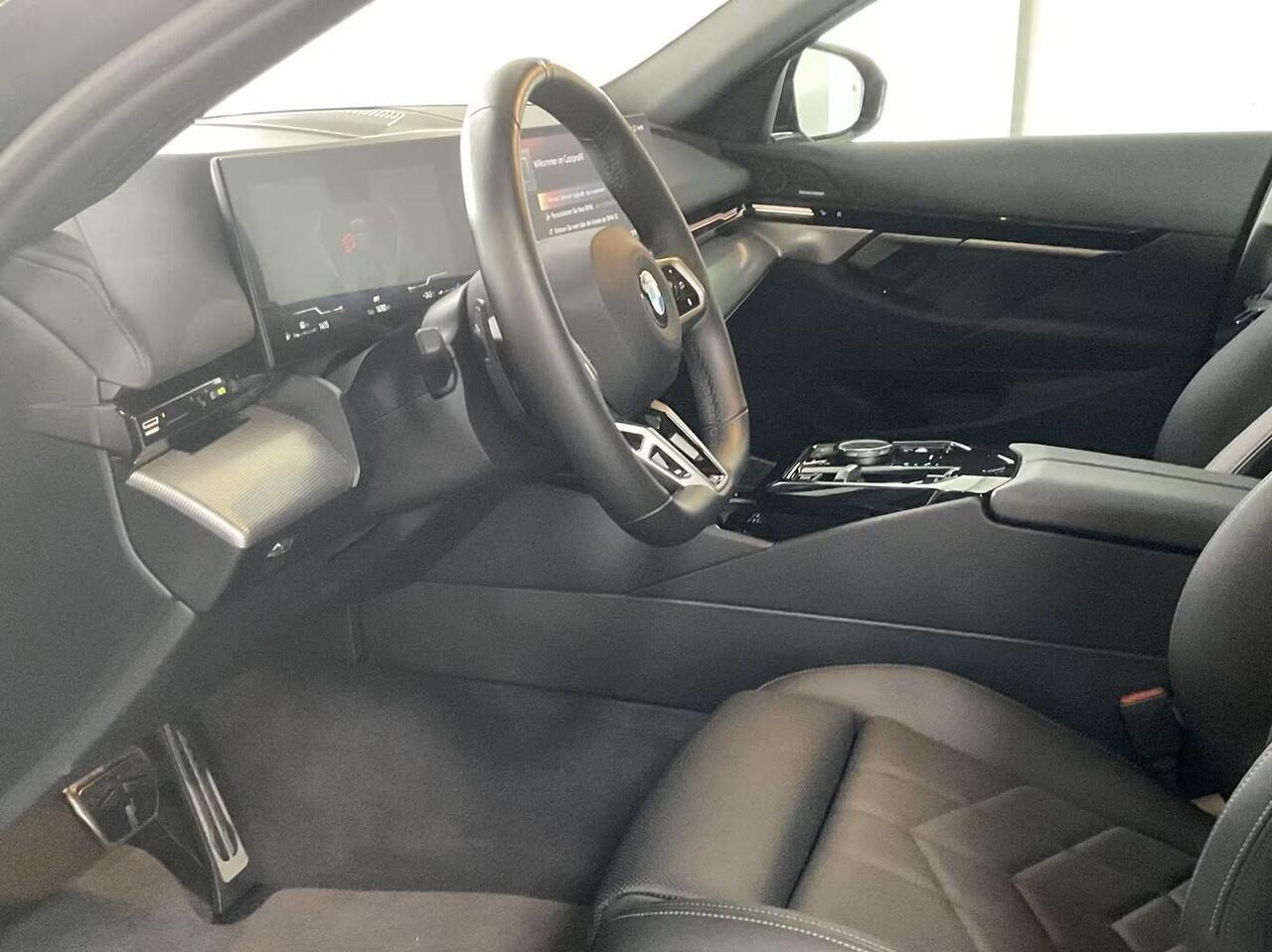 BMW 5-SERIE Touring 540d xDrive M-SPORT Pro ** LED, PANORAMA, LEDER, 20-inch LMV, ICONIC GLOW, TREKH ** Ex BMW - ¤ 25.900 onder NP ** ** INFORMEER OOK NAAR ONZE AANTREKKELIJKE FINANCIAL-LEASE TARIEVEN **