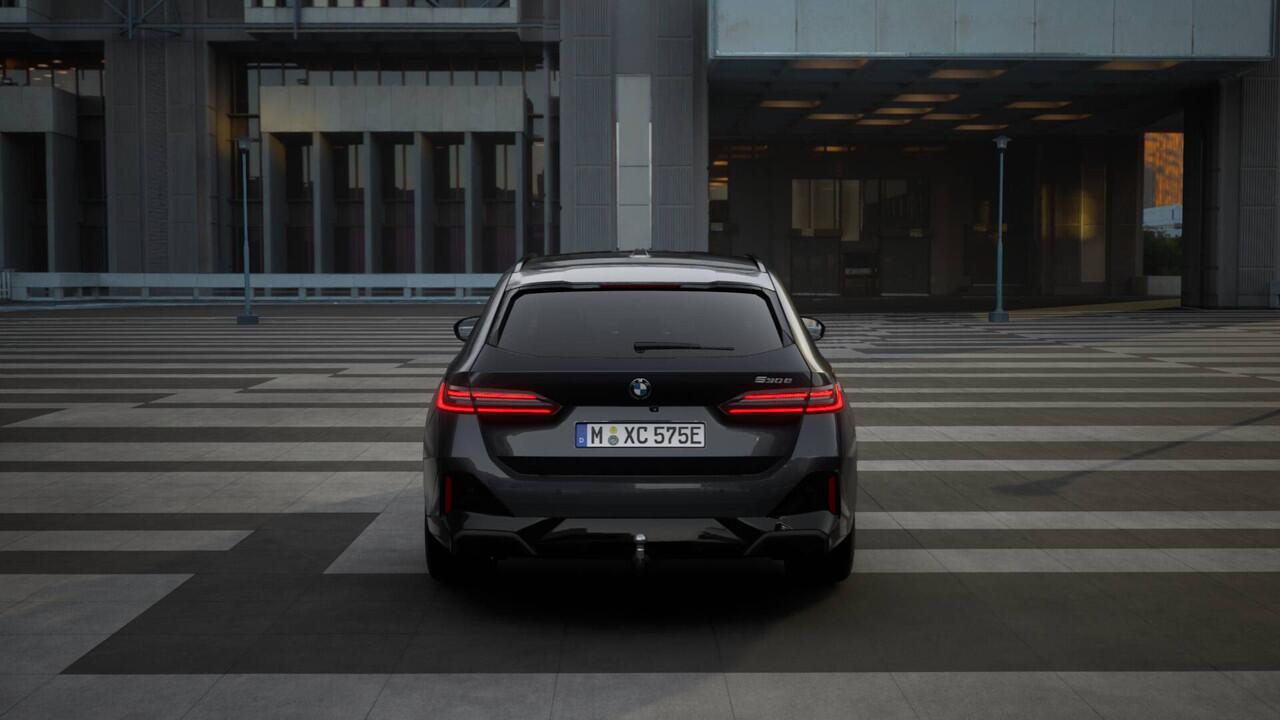 BMW 5-SERIE Touring 530e M Sport Automaat / Panoramadak / Trekhaak / Adaptieve LED / Comfort Access / Parking Assistant Plus / Stoelventilatie / Stuurverwarming