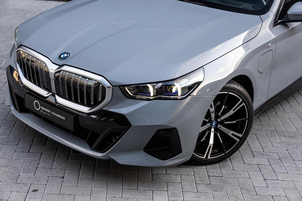 BMW 5-SERIE 530e M Sport Edition | M-Sport | Adaptieve LED verlichting | Driving Assistant Professional | Harman/Kardon | Shadow Line | Comfort Pakket | Panoramadak | HUD | Stoelverwarming/Koeling |