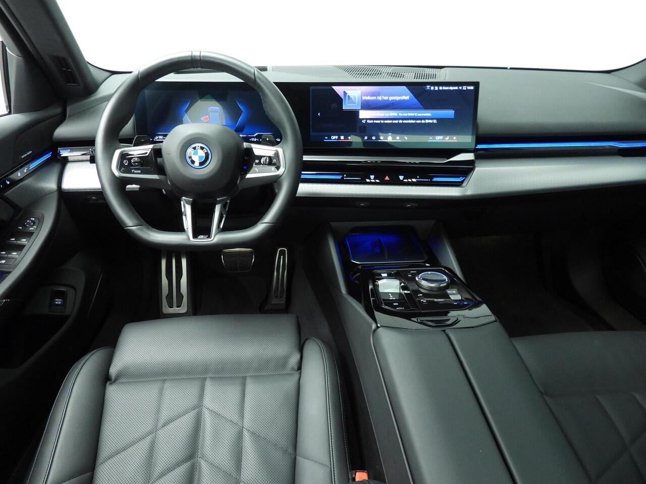 BMW 5-SERIE Sedan 530e | M-Sportpakket | LED | HUD | Schuifdak | Active cruise | Comfortzetels | DAB | Harman-kardon sound | Alu 20 inch