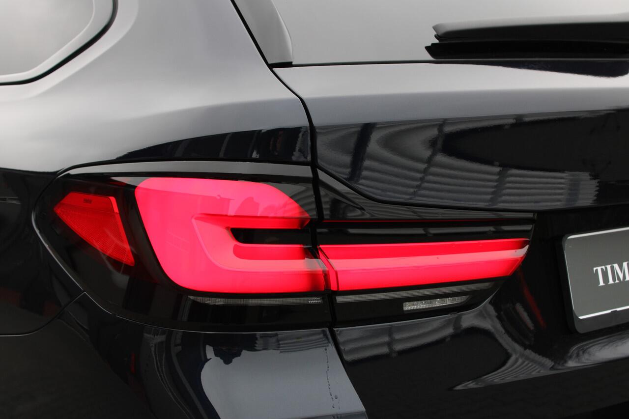 BMW 5-SERIE Touring 530e x-Drive High Executive M-Sport - Dealer onderhouden Laser light - Panoramadak - Trekhaak - Apple Carpay - Head-up display
