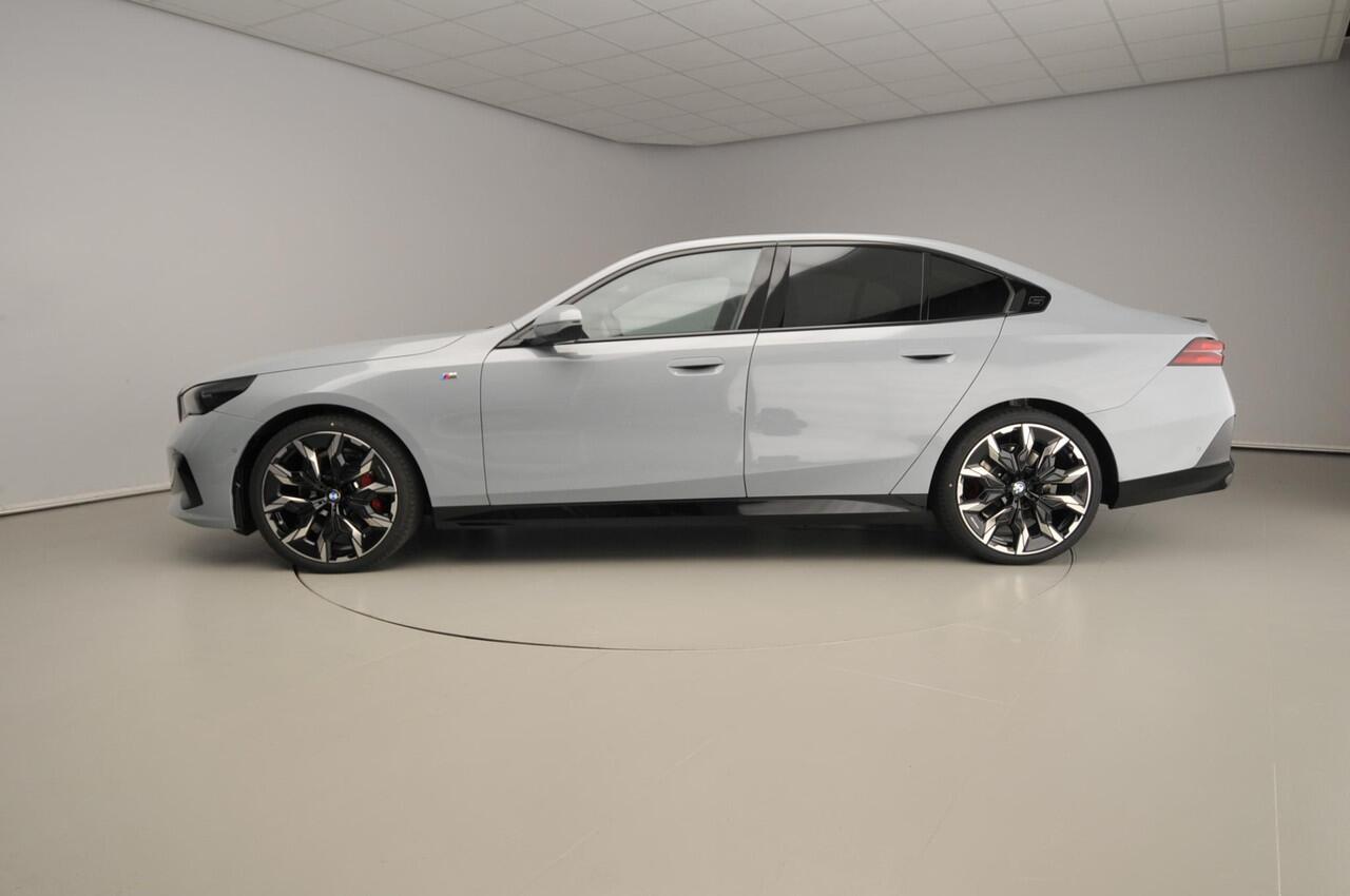 BMW 5-SERIE Sedan 520d | M-Sportpakket | LED | Leder | HUD | Trekhaak | Schuifdak | Active cruise | DAb | Bowers & Wilkins sound | Alu 21 inch | Ekris Selection