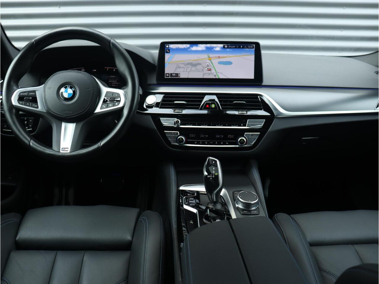 BMW 5-SERIE Touring 530i | High Executive | M Sportpakket | Panodak | Head-Up | HiFi | Achteruitrijcamera | Comfort Access | M Sportstoelen | Elektr. Achterklep | 19'' LMV