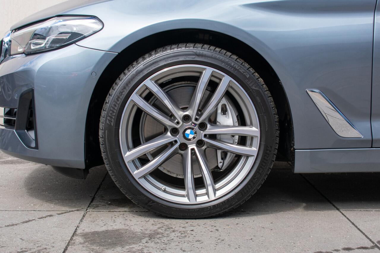 BMW 5-SERIE 540i High Executive -Pano-Head up-Trekhaak-19"-Keyless-