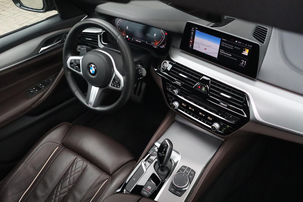 BMW 5-SERIE Touring 520i High Executive M-Sport Leder dashboard / Pano / Individual / Camera / 19inch