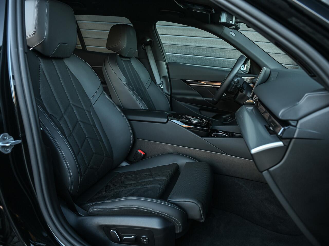 BMW 5-SERIE Touring 530e XDRIVE | SHADOW LINE | M-SPORT | COMFORT ACCESS | ACTIVE CRUISE | BOWERS & WILKINS | 360 CAMERA | STUUR- EN STOELVERWARMING | LEDER | AMBIANCE | ASSISTANCE PLUS PAKKET | EL. TREKHAAK | ADAPTIVE LED | M-SPORT SUSPENSION