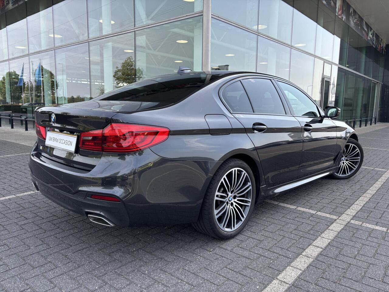 BMW 5-SERIE 520i High Executive M Sport Automaat / Achteruitrijcamera / Adaptieve LED / M Sportonderstel / Live Cockpit Professional / Parking Assistant